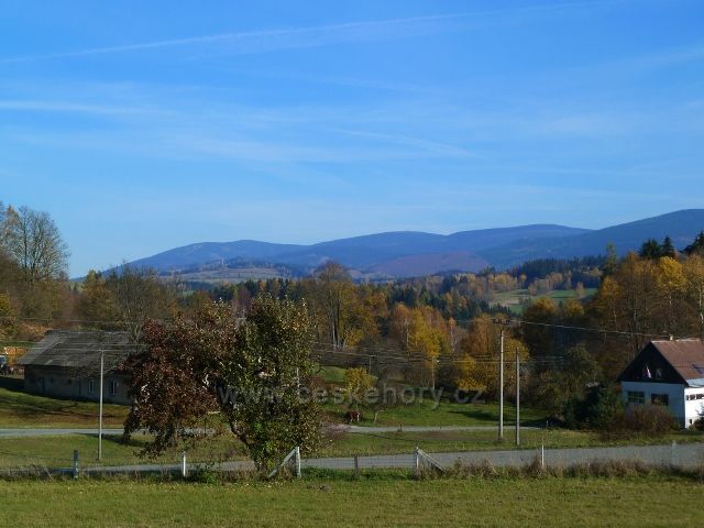Habartice - pohled z obce na pásmo Jeseníků, vlevo na obzoru je Šerák
