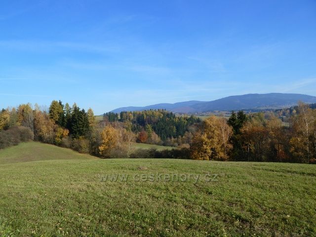 Habartice - pohled ze silničky do Vikantic k pásmu Jeseníků