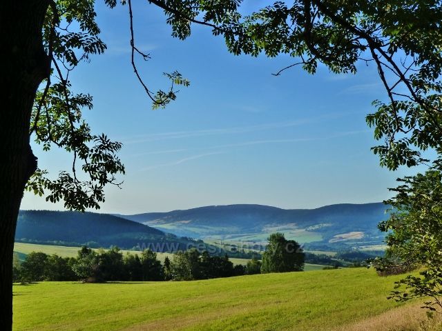 Dolní Morava - pohled ze silničky k parkovišti Pod Klepáčem do údolí řeky Moravy a k Hanušovické vrchovině