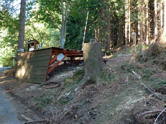 Dolní Morava - turistické odpočívadlo na rozcestí Pod Klepáčem poničené červencovou vichřicí