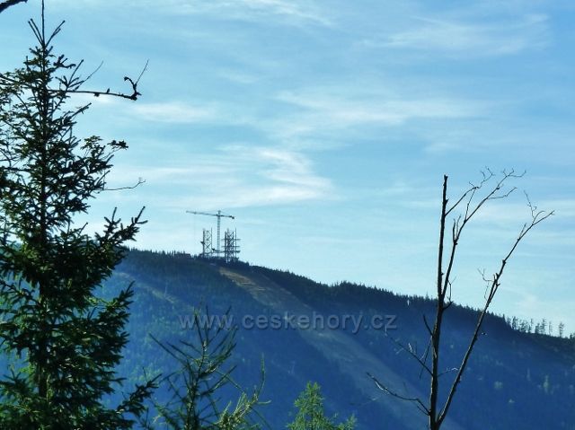Dolní Morava - pohled na výstavbu Stezky v oblacích z cesty ke Zbojnické chatě