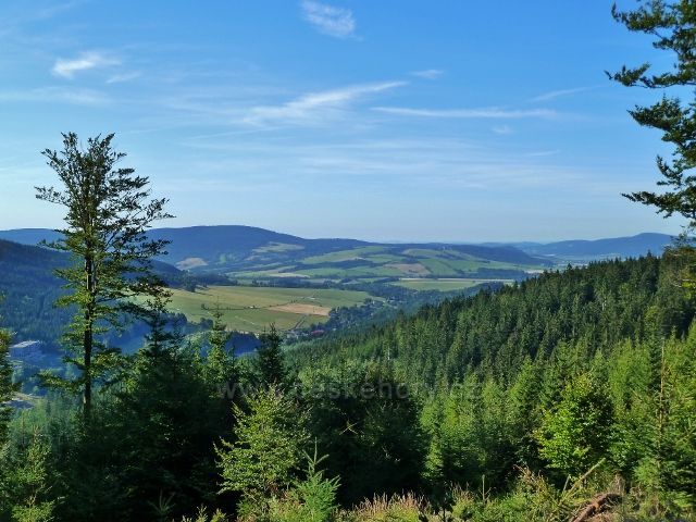 Dolní Morava - pohled do údolí řeky Moravy, ke klášteru na Hedeči a k rozhledně na Valu.Vlevo na obzoru masiv Jeřábu.
