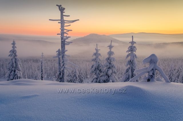 Mrazivé svítání - Bílé Kameny - pohled na osadu Jizerku s Bukovcem - 21.01.2016 teplota -26,5°C
