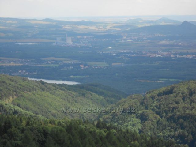pohled z Krušných hor na elektrárnu Ledvice
