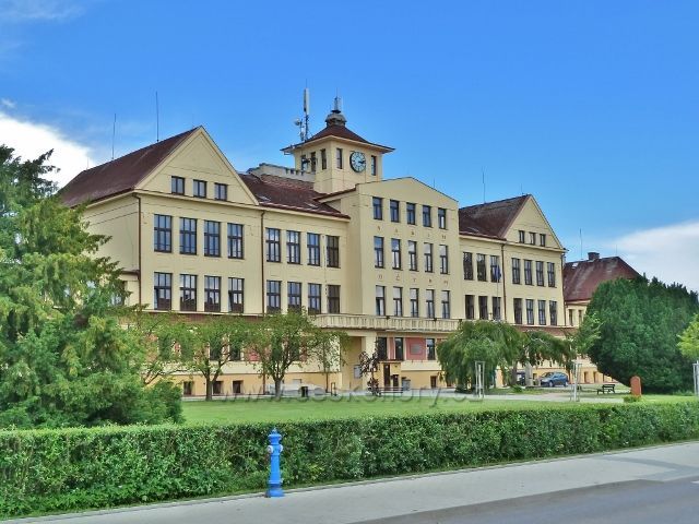 Mšeno - budova základní školy pochází z roku 1928