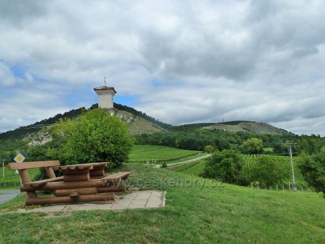 Pálava - pohled od sedánku na okraji Klentnice na vrchy Pálavu a Děvín