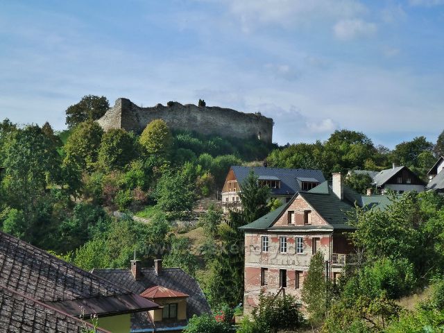 Lanšperk - pohled na hrad a část podhradí z místní silničky