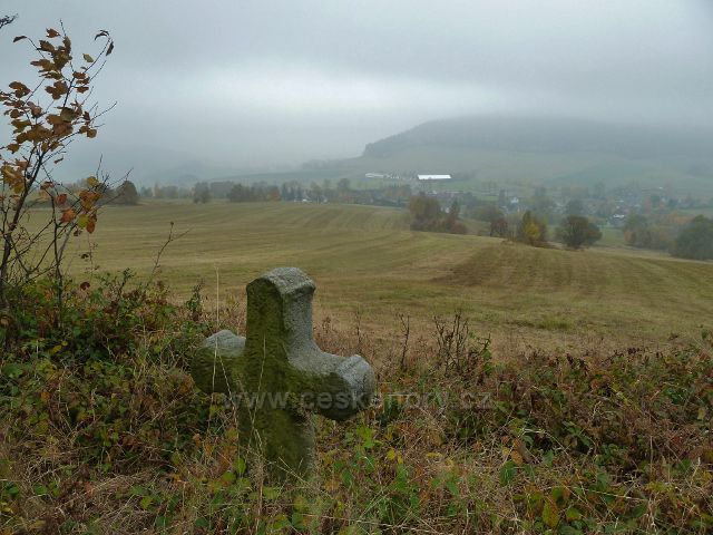 Vlčkovice - pohled od smírčího kříže k horní části obce, v pozadí Studenecký vrch