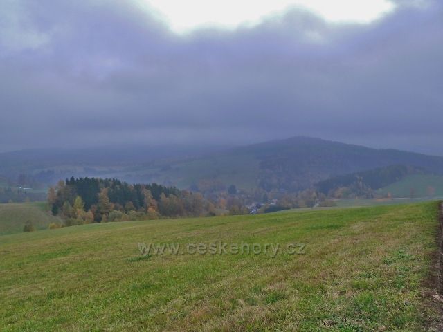 Vlčkovice - pohled ze silničky k Těchonínu na vrch Hejnov (711 m.n.m.) nad Celným