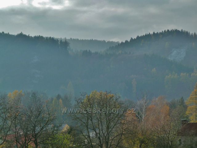 Potštejn - pohled od Spáleného mostu k hradu Valšov, na obzoru vykukuje vrchol rozhledny Vrbice