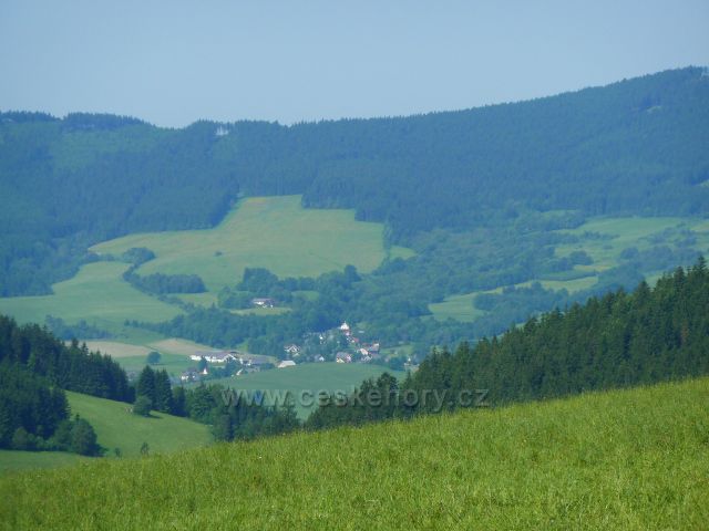 Pohled na Horní Boříkovice a část hřebene Suchého vrchu