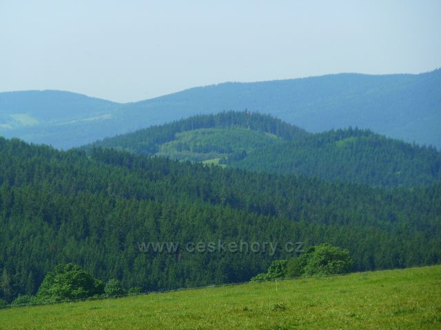 Pohled na Kamenáč(729 m.n.m.) a Křížovou horu(735 m.n.m.).V pozadí Buková hora
