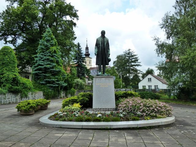 Hodslavice - pomník Františka Palackého před budovou Obecního úřadu