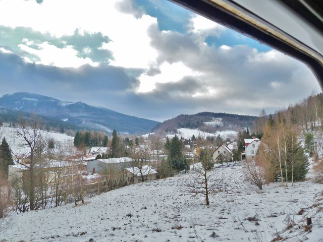 Pohled z vlaku na Horní Lipovou a Šerák