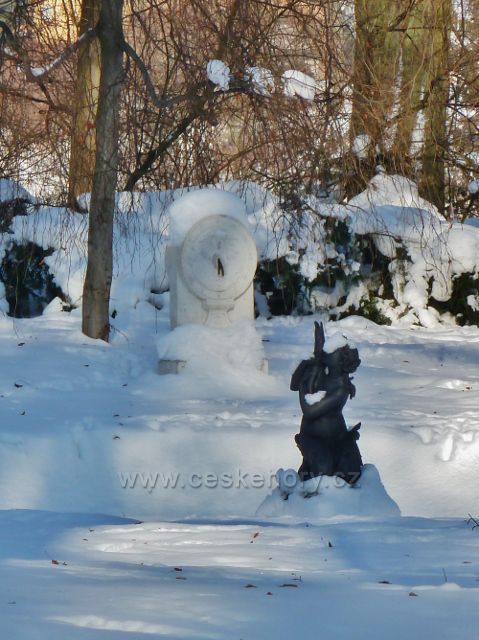 Žamberk - sluneční hodiny a kašna v zámeckém parku pod zimním příkrovem
