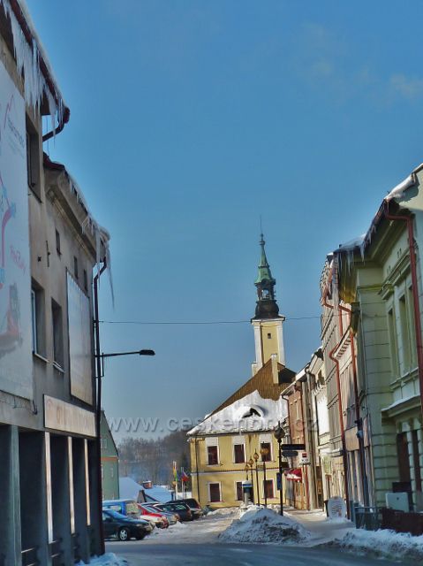 Žamberk - průhled ze Zámecké ulice k radnici na Masarykově náměstí