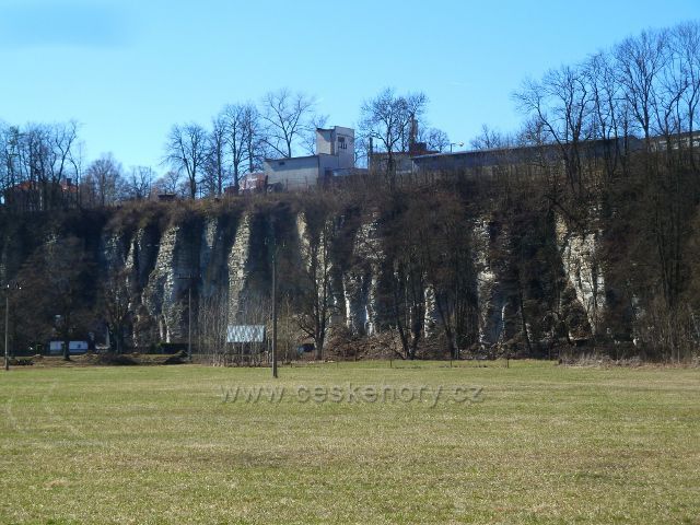 Žamberk - skalní stěny nad Divokou Orlicí podd areálem bývalých kasáren