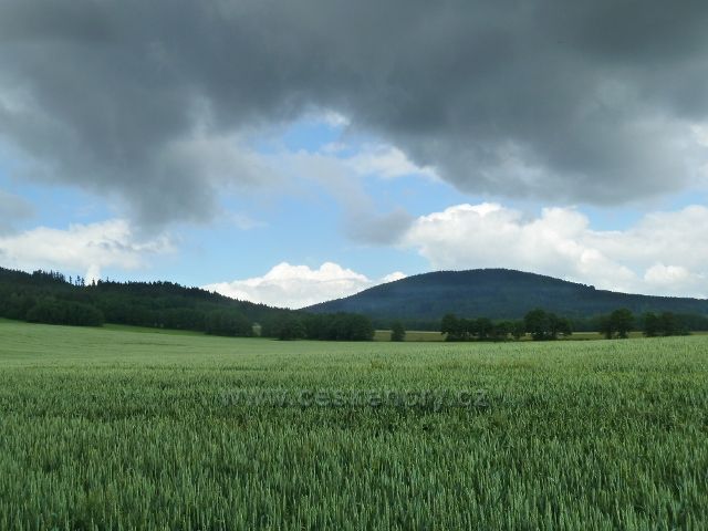 Česká Ves - pohled na vrch Kamenáč (735 m.n.n.) nad obcí Písečná