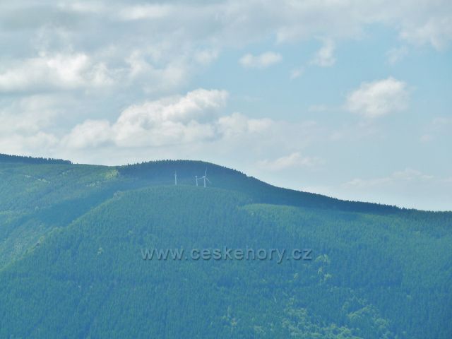 Pohled na větrné elektrárny pod Medvědí horou