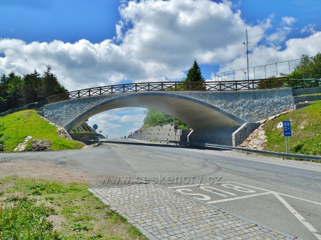 Nový přechodový most pro turisty přes novou komunikaci na Červenohorském sedle