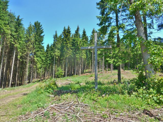 Ostružná - dřevěný kříž na rozcestí U Líp