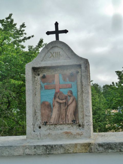 Kobylá nad Vidnávkou - jedno ze čtrnácti zastavení Křížové cesty umístěná po obvodu zdi místního hřbitova