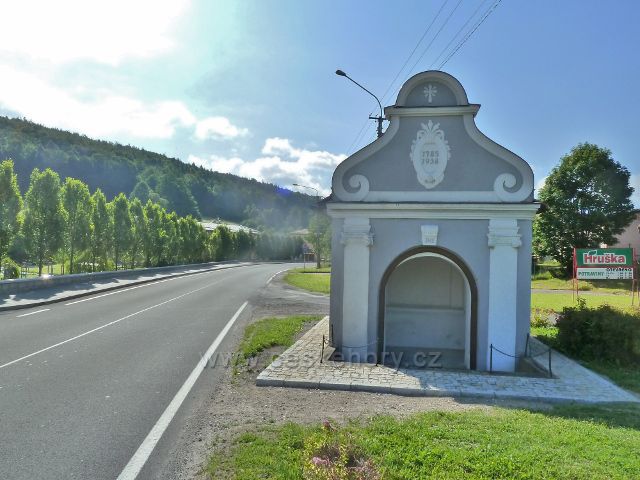 Vápenná - výklenková kaplička ve středu obce