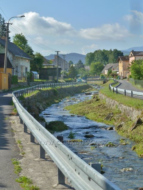 Vápenná - obcí protéká říčka Vidnávka