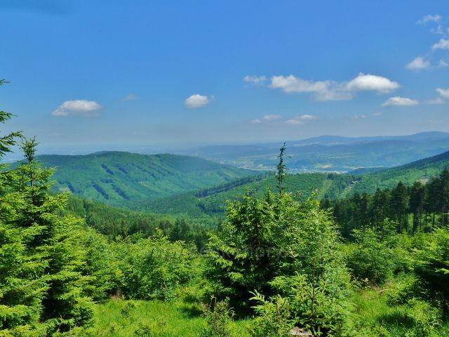 Lázně Jeseník - pohled z úbočí Studničního vrchu k Písečné a na hřeben Černé hory