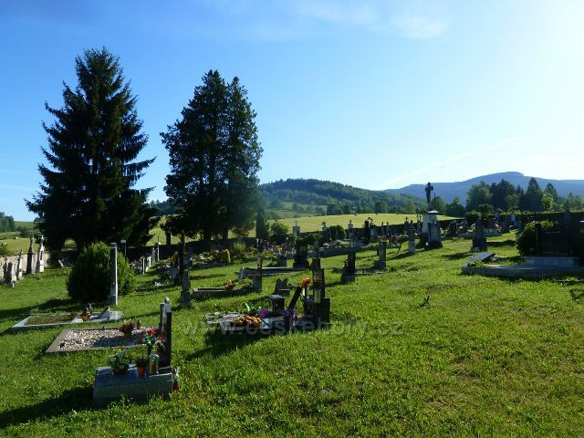 Nové Losiny - hřbitov, v pozadí vrch Losín