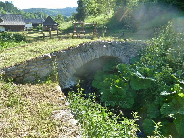 Nové Losiny - kamenný klenutý mostek přes Novolosinský potok