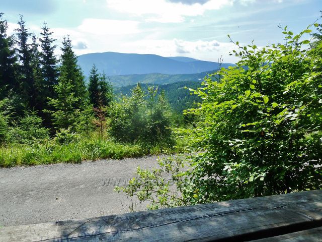 Horní Lipová - pohled z odpočívadla na výhledovém místě nad Horním lesním barem k Jesenickým hřebenům