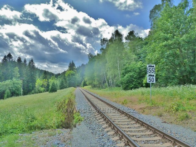 Branná - jeden z mála rovných úseků horské železniční tratě z Branné do Ostružné