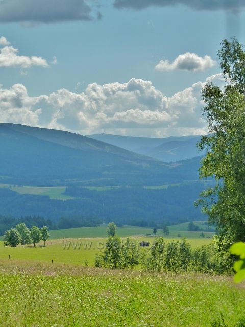 Chrastice - pohled z cesty po modré TZ do Hynčic na Praděd