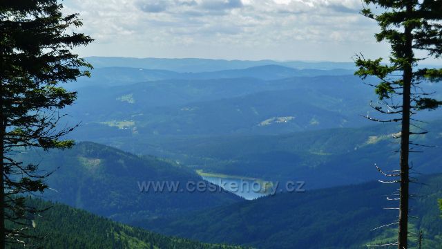 Pohled ze silničky na Lysou horu k vodní nádrži Šance