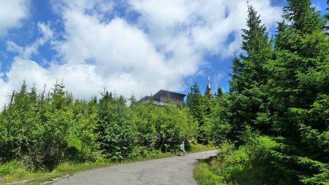 Poslední metry silničky na Lysou horu odkrývají pohled na část nové Bezručovy chaty