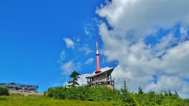 Lysá hora - televizní vysílač a v pozadí chata Emila Zátopka Maraton