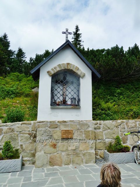 Lysá hora - výklenková kaplička u  Bezručovy chaty