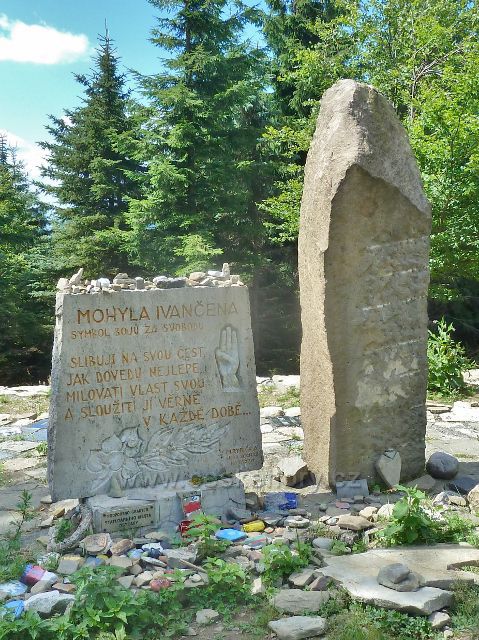 Lysá hora - památník Ivančena