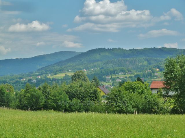 Pohled z cesty po žluté TZ z Křivé do Hrádku, pásmo Slezských Beskyd nad Hrádkem
