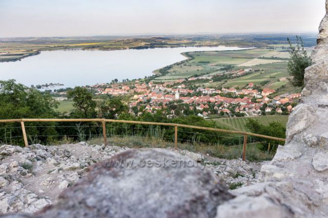 Zřícenina hradu Děvičky - pohled na Pavlov a Nové Mlýny