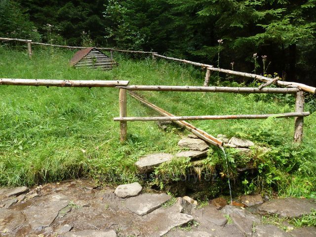 Studánka Pod Kyčerou na trase po červené TZ do Mostů u Jablůnkova