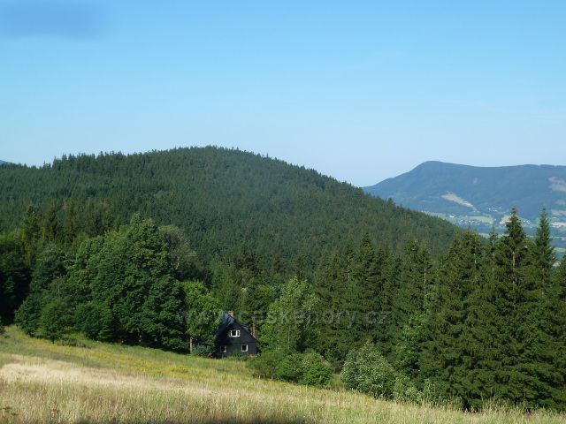 Butořanka - pohled na vrchol Smrčiny (810 m.n.m.), v pozadí je vrch Skalka (964 m.n.m.) nad obcí Čeladná