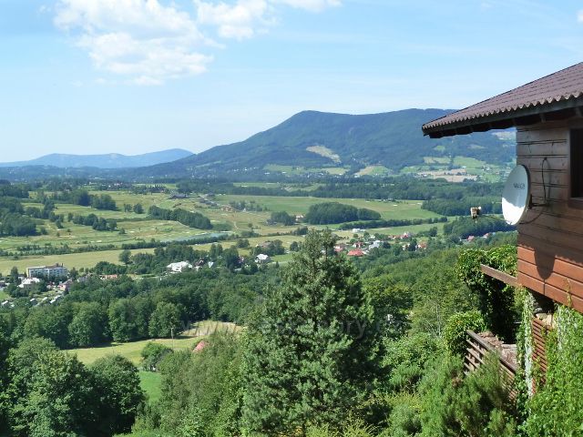 Pohled od chaty Ostrá k Malenovicím a vrchu Skalka