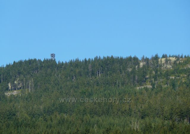 Dolní Morava - pohled ze silničky k mramorovému lomu na protilehlý vrch Klepý s rozhlednou