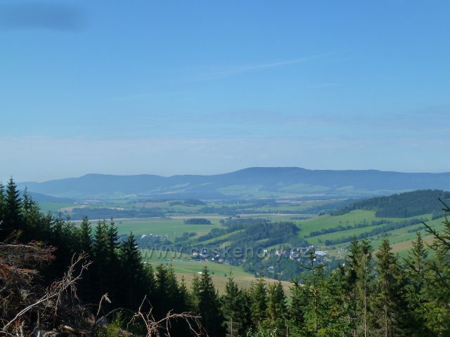 Pohled do údolí řeky Moravy k Dolní Moravě.Na obzoru je vidět hřeben  Bukové hory a Suchého vrchu