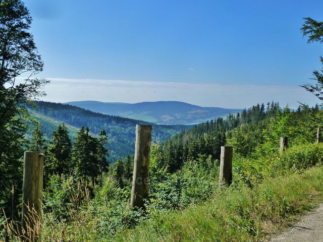 Dolní Morava - pohled z cyklostezky 4361 k Suchému vrchu