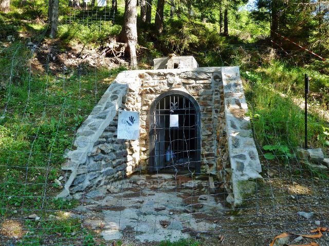 Dolní Morava - obnovovaný vchod do staré těžební šachty na úbočí Slamníku