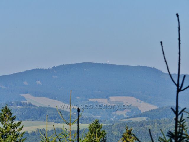 Malá Morava - pohled z úbočí vrchu Kamenec na hřeben Suchého vrchu