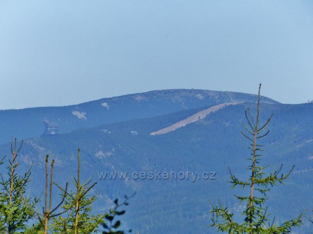 Podlesí - pohled z vrchu Jeřáb na Slamník a Stezku v oblacích na Dolní Moravě.V pozadí vyčnívá vrchol Králického Sněžníku